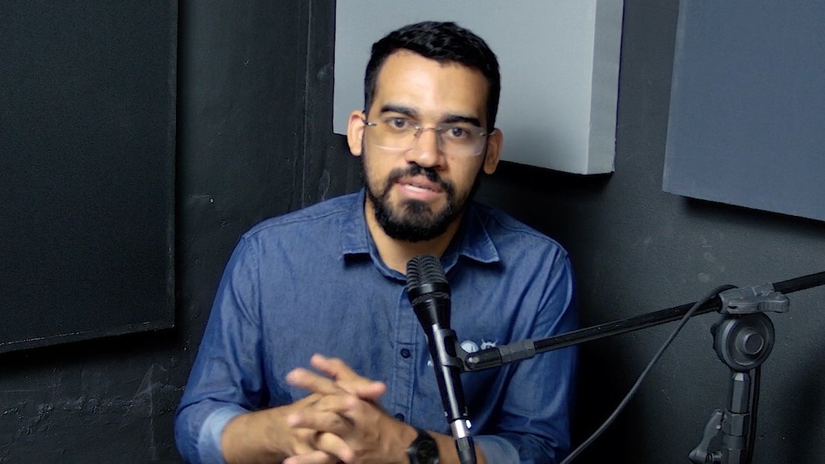 AndreRadialista's tweet photo. Eu? Ficar longe das câmeras e da minha profissão mesmo sendo representante comercial? kkkkkkkkkk difícil, ein? Em breve tem um podcast novinho do nosso meio Batista para a gente falar sobre ministério, vocação, teologia, música, missões... E eu tô apresentando. Vamo nessa? https://t.co/NYBnKQO4QD