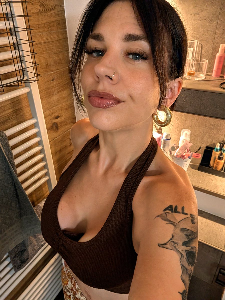 GoddessxAdriana's tweet photo. Du nutzloses Stück hängst stundenlang am Handy um keinen Post von mir zu verpassen. Dafür hast du abzudrücken und mich mit einem RT Game zu bespaßen. Jetzt! 

#latenight #findom #RTgame #geldherrin #zahlsklave #drain https://t.co/nGI2mOrJPw