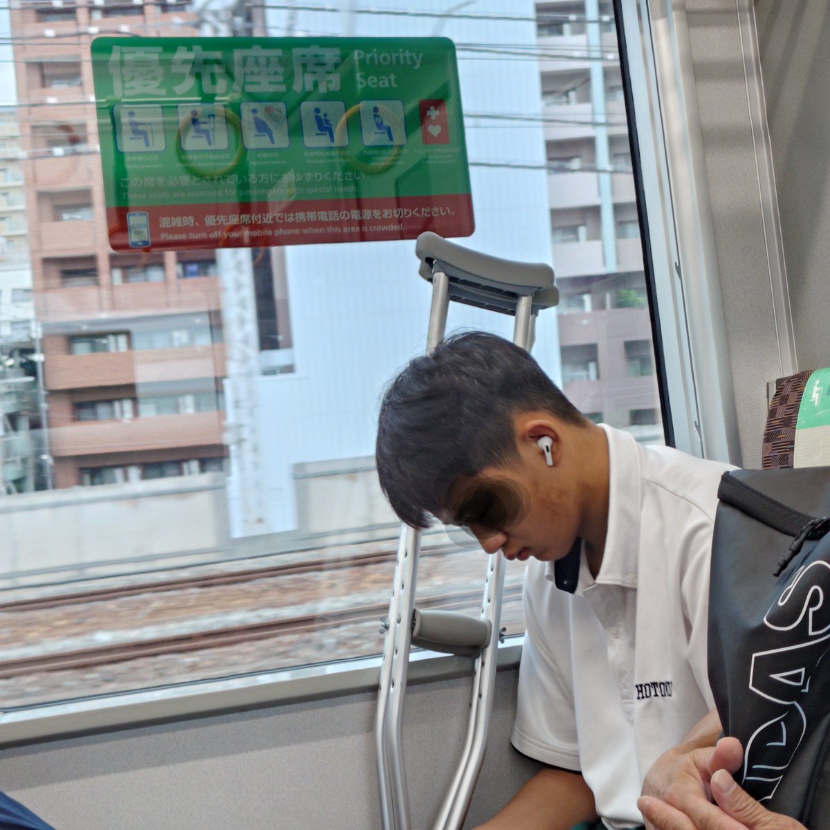 _pa_pi_'s tweet photo. ケガをしているといえども、音漏れをしてもよい理由にはならない。
#JR西日本 #さわやかマナー #心のバリアフリー #優先座席 #満席 #啓蒙不足 https://t.co/AuoTGf9IX9