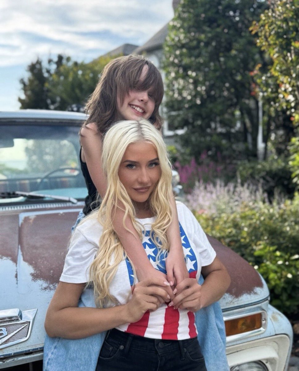 PopCrave's tweet photo. Christina Aguilera and her daughter Summer stun in new photo. https://t.co/PEmia9XhaH
