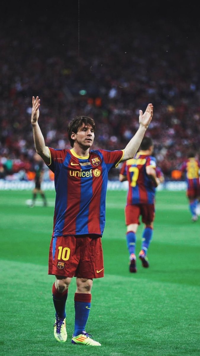 VCLZ_'s tweet photo. لست مشجع لنادي برشلونة ، لم يعجبني يوما ما ، لكن أتذكر كيف كنت أشاهد مبارياته فقط من أجل ميسي . لاعب عبث بتاريخ كل الأندية بهدوء لم يخرج في يوم للتكلم عن نفسه أو ارقامه او كونه اعضم لاعب في تاريخ كرة القدم حتى أنه لا يعلم إحصائياته يلعب من أجل المتعة ، يلعب كرة القدم كما أحبها منذ صغره . كل لمسة بقدمه ، طريقة ركضه بالكرة ، مراوغاته ، تسديداته المركزة سحر لم أرى مثلها أبدا . أكتب هذه الكلمات و انا أتحصر لانني أعلم أن الوقت لا يرجع للوراء و كل هذه الذكريات أصبحت من الماضي لكن على الأقل شاهدت هذا اللاعب كمتابع محايد و آستمتعت به قدر الإمكان . نسخة ميسي في ليالي الأبطال بحذاء ال F50 لن يكررها الزمن ، تعمدت نشر صورتين من مبارات اليونايتد و رأسية ميسي في شباك العملاق فان دير سار و جيل اليونايتد الخارق و كيف أستسلم الكل لسحر ميسي لأنه فعلا كان شيئ لا يصدق . 
( الخلفيات بجودة جيدة جدا ، يمكنكم تحميلها مع أطيب التمنيات ❤️ )
