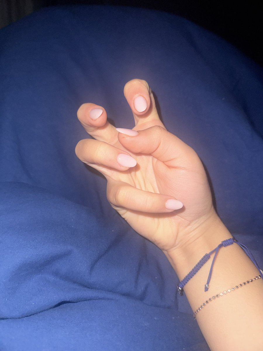 hevi0227's tweet photo. New nails diesmal auf elegant kurz und almond üfff https://t.co/MLpnWJk5HH