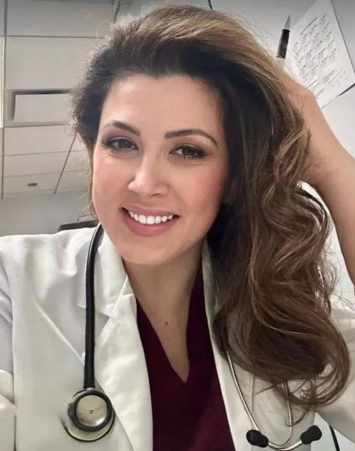 anabia1278's tweet photo. I'm a 43yo doctor 
Is my age a problem for you? https://t.co/NLDh0wcvXM