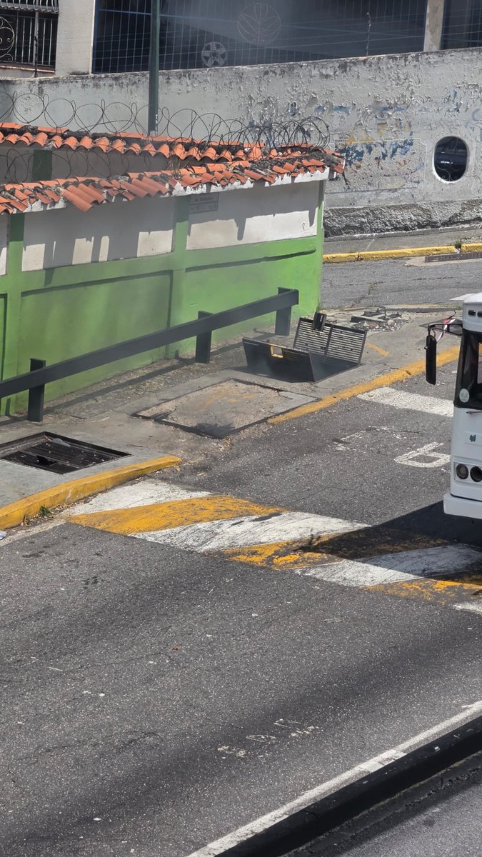 LLanitoDenuncia's tweet photo. Denuncian los vecinos afectados por explosión de una tanquilla en la Av Tamanaco a la altura del colegio Enrique del Ossó. Viviendas y edificio sin electricidad.
#2Sept
#Sinluz
@Corpoelec_info https://t.co/GjTJmCLB3Y