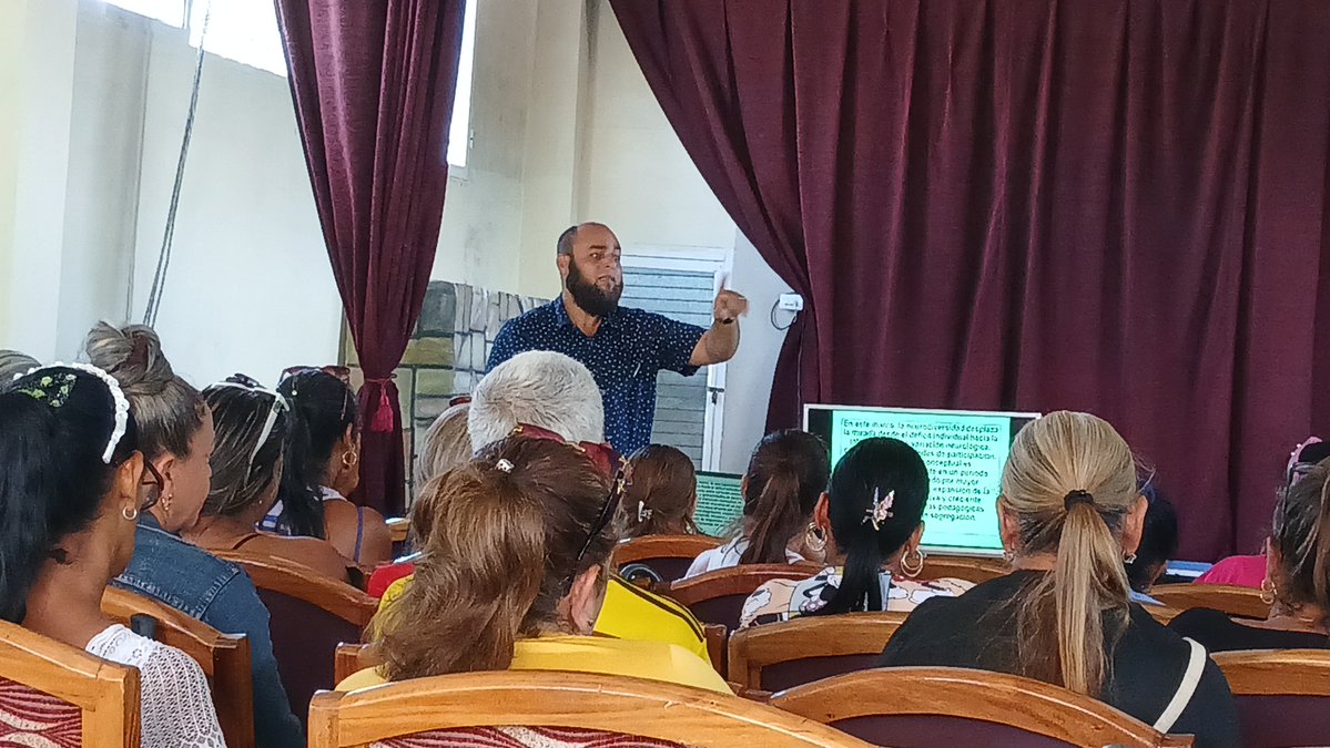 luthier789's tweet photo. director del Centro de estudios, y otras autoridades de la Institución.  

🎓El taller tuvo como propósito la preparación integral de los docentes en la proyección estratégica y en el ecosistema de trabajo de la escuela. Más allá de lo académico, el espíritu del Colegio  encarna https://t.co/kQNU4oiky6