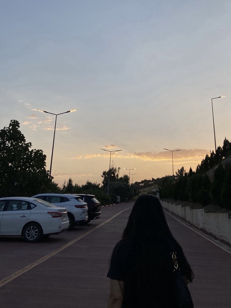 srwaomerr's tweet photo. Letting the sunset heal what the day couldn’t. 🌅 https://t.co/eCdkiaNTkw