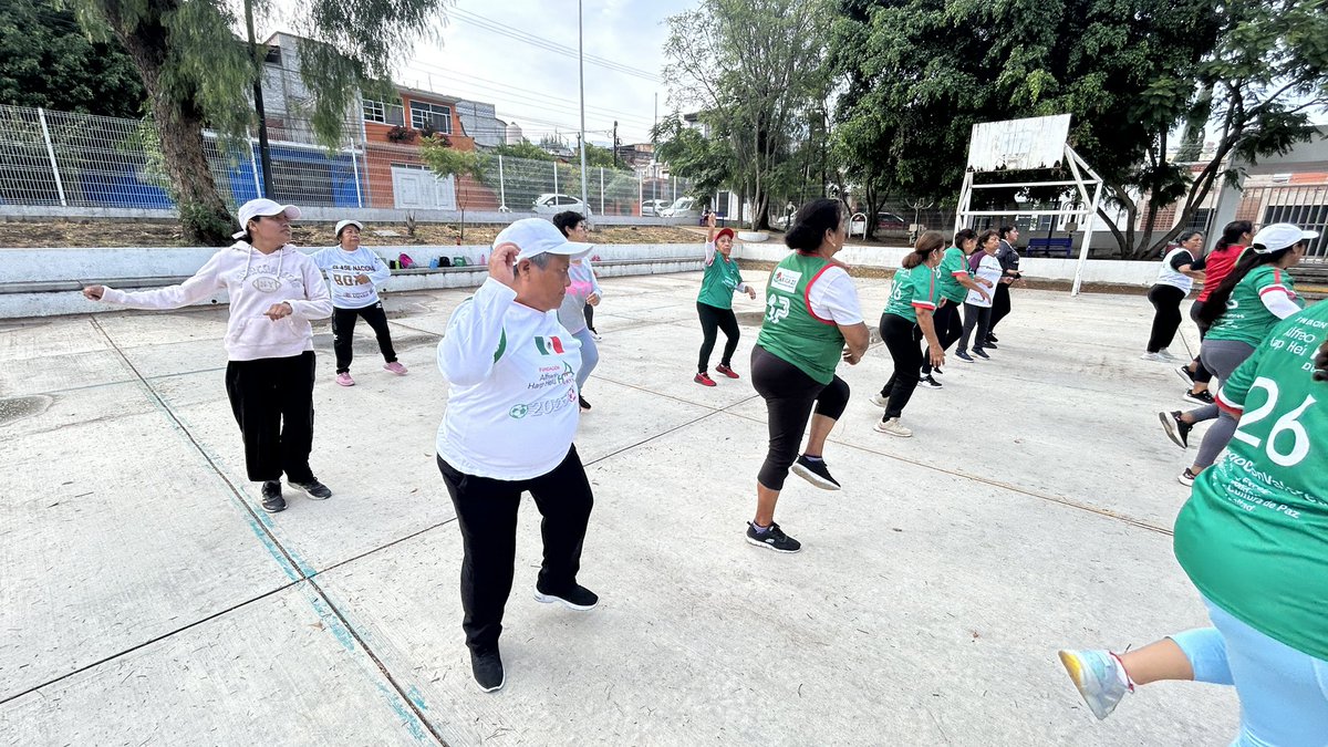S50092Elizabeth's tweet photo. 🚦🚦semáforo deportivo🚦🚦
Seguios promoviendo la activación física en la poblacion Oaxaqueña. 
Ex Hacienda Deportiva El Rosario 📿 San Sebastián Tutla 
Promotora Deportiva 
Elizabeth Santiago Villalobos 
@FundacionAHHO 
@FAHHdeporte 
@alfredoharphelu 
@SanVillalobo_S https://t.co/yVoz0t4RIR