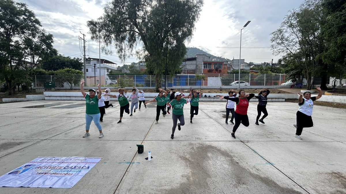 S50092Elizabeth's tweet photo. 🚦🚦semáforo deportivo🚦🚦
Seguios promoviendo la activación física en la poblacion Oaxaqueña. 
Ex Hacienda Deportiva El Rosario 📿 San Sebastián Tutla 
Promotora Deportiva 
Elizabeth Santiago Villalobos 
@FundacionAHHO 
@FAHHdeporte 
@alfredoharphelu 
@SanVillalobo_S https://t.co/yVoz0t4RIR