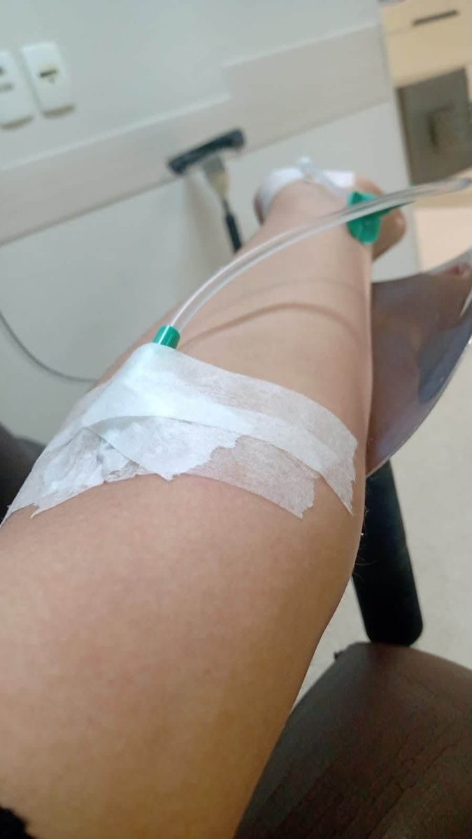 eusoyelizz's tweet photo. Eu terminei um relacionamento de 5 anos por causa de uma febre.
Não teve traição.
Não teve briga.
Não teve falta de carinho... pelo menos não do jeito que todo mundo imagina.
Eu acordei passando muito mal.
Febre alta, dor no corpo e mal conseguia levantar da cama.
Mandei 🧶 https://t.co/HooYf0iqQJ