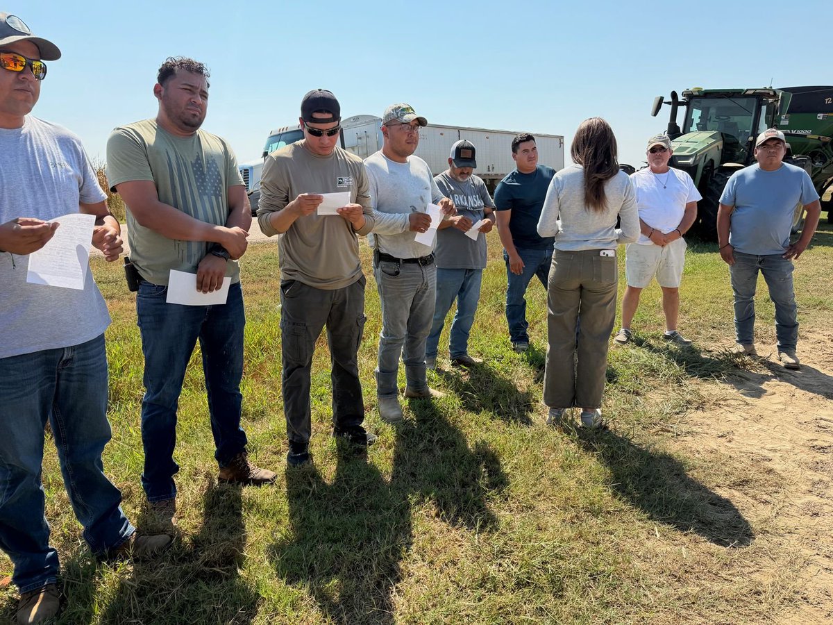ConsulMexLir's tweet photo. Continuamos las actividades de la XVIII Semana de Derechos Laborales con una visita a DeLine Farms. Acercamos información y apoyamos a las y los trabajadores que impulsan a nuestra comunidad. ¡Agradecemos su cálido recibimiento! 🤝💼 https://t.co/auawrYLjXJ
