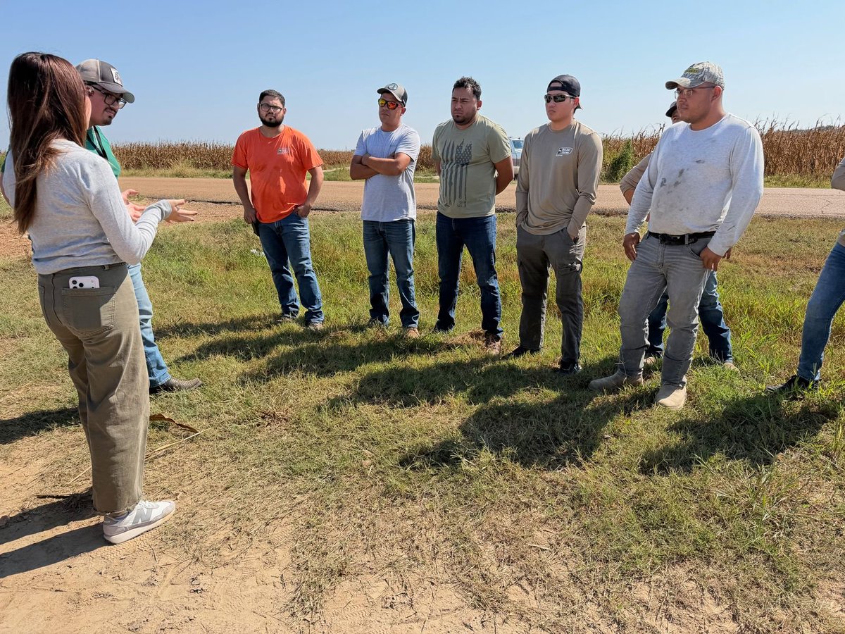 ConsulMexLir's tweet photo. Continuamos las actividades de la XVIII Semana de Derechos Laborales con una visita a DeLine Farms. Acercamos información y apoyamos a las y los trabajadores que impulsan a nuestra comunidad. ¡Agradecemos su cálido recibimiento! 🤝💼 https://t.co/auawrYLjXJ