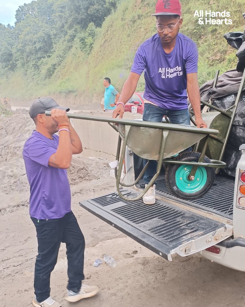 AllHandsHearts's tweet photo. 🇳🇵 We delivered essential cleanup gear in Galchi rural municipality in Nepal, including 4 wheelbarrows, 6 shovels, 6 pairs of gumboots, 12 pairs of rubber gloves, and 2 boxes of masks to support the team as they clear away debris and create a safer environment for the community that is currently staying there.