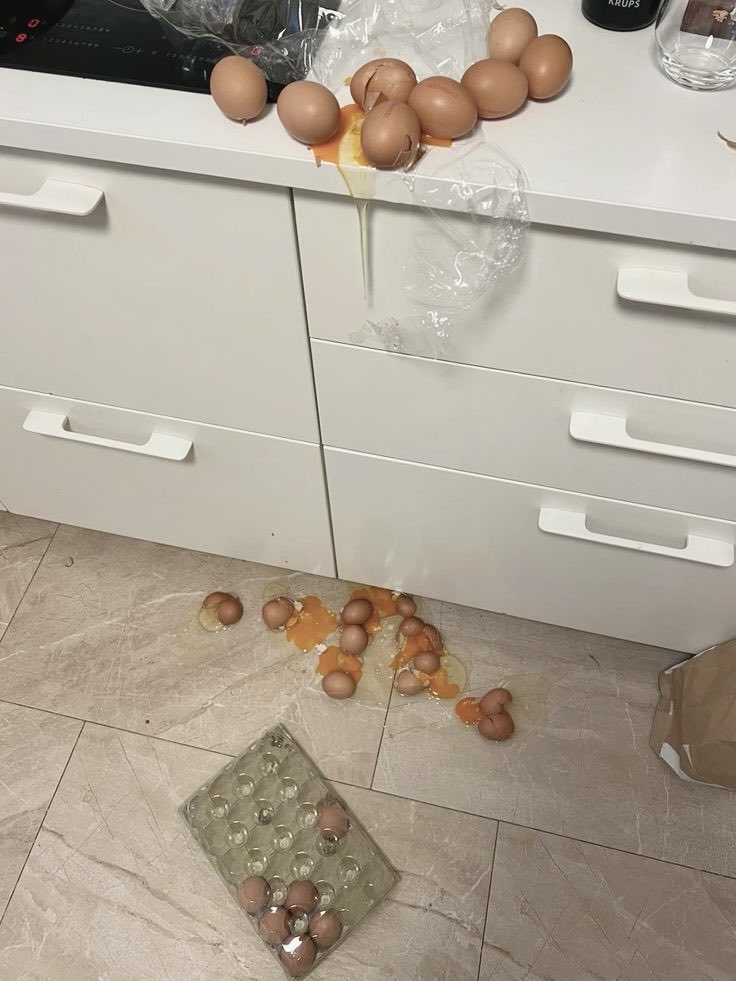 chaoticcmind's tweet photo. He intentado grabarme haciendo la cena. No ha salido bien, pero el vino estaba muy bueno. https://t.co/zpPqrJfCHY