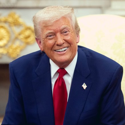 MapleMaga51's tweet photo. Trump 100% loves the Canadian people more than Carney does.

That’s why he wants Canada to become the 51st state! 🇺🇸 https://t.co/EW9LQTvl35