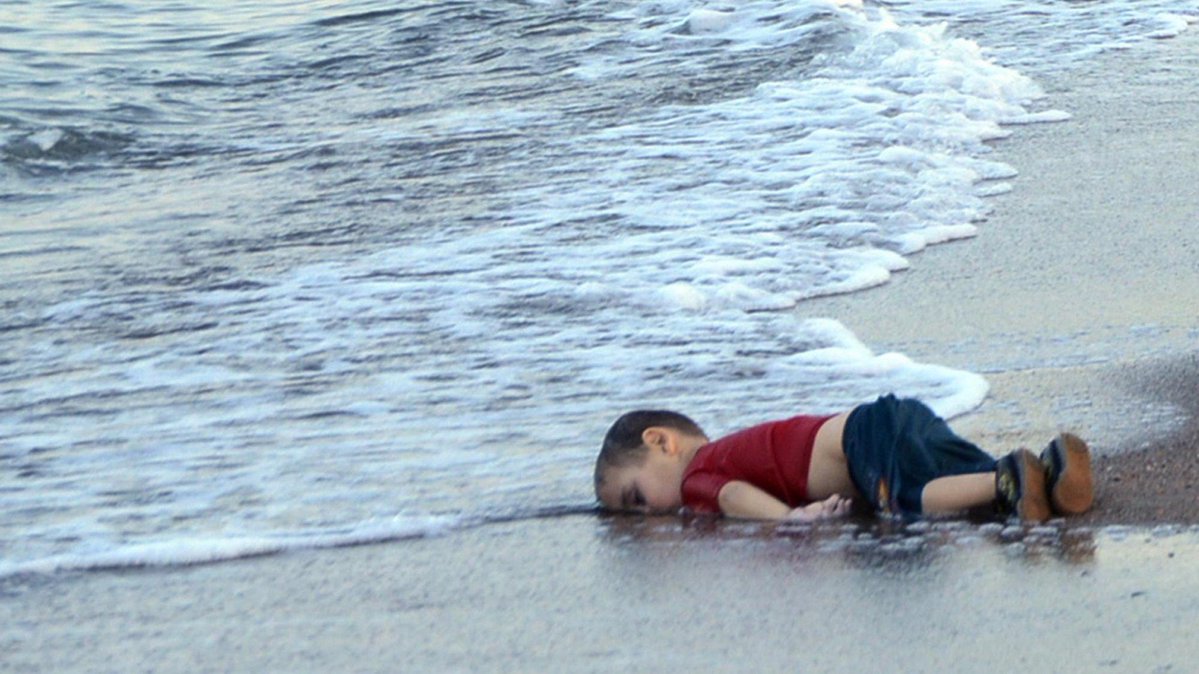 Misurelli77's tweet photo. Abdullah Kurdi:
"Il mondo ha pianto il mio Alan. Poi solo parole e muri per chi fugge.
La foto di mio figlio sulla spiaggia di Bodrum è un simbolo, eppure niente è cambiato per chi sta scappando da fame e paura"

Parole del 2016, oggi è molto peggio 

2 settembre 2015🥀 https://t.co/kXe6siq0h0