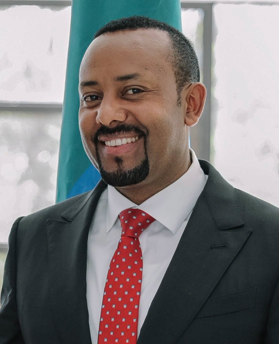NoorSstv's tweet photo. Abiy Ahmed oo awooda dalku ay gacantiisa kusoo ururi doonto!
Shirweynihii wadatashiga qaran ee soo dhammaaday dabayaakhada bishii August, ayaa lagu tageeray in wax ka badal lagu sameeyo dastuurka Itoobiya si loo sameeyo nidaam cusub oo madaxweyne, kaasoo awooda Dalka si buuxda gacanta ugu galinaya Madaxweynaha.

Inta badan ergooyinka ka qaybgalay shirweynaha qaran ayaa taageeray qorshahan lagu sameynayo nidaamkan cusub, kaasoo la filayo in la hor geyn doono Baarlamka Itoobiya marka uu dib u furmo bisha October.
Dadka taageeraya qorshahan waxay leeyihiin, xilkan cusub wuxuu noqon karaa mid mideeya Itoobiya, maadama madaxweynuhu uu matali doono dhammaan qoomiyadaha Dalka, isla markaana uu ka duwanaan doono nidaamka hada jira, kaasoo Abiy Ahmed uu Ra'iisal Wasaare noqonayo isagoo ah xildhibaan laga soo doorto Deegaanka Oromada.

Tiglu Melese oo ah Xoghayaha guud ee Aqalka sare ee Federation-ka Itoobiya ayaa sheegay in nidaamkani cusub uu abuuri karo Dal mideysan oo awood buuxda u yeelan doona inuu ka gudbo caqabadaha uu hada wajahaya.

Hase ahaatee dadka kasoo horjeeda nidaamkan cusub waxay cabsi ka muujiyaan in awooda Dalka oo dhan ay kusoo ururto gacanta Abiy Ahmed, iyagoo tusaale usoo qaadanaya Madaxweynaha Turkiga, kaasoo kasoo wareegay xilka Ra'iisal Wasaaraha una soo gudbay nidaam madaxweyne fulineed oo awood badan leh.
Befekadu Hailu oo ah Falaqeeye siyaasadeed ayaa AFP u sheegay. "Tani waxay Ra'iisal Wasaaraha hada jira u ogolaaneysaa inuu noqdo madaxweyne fulineed, iyadoo awoodu ay si dhaba ugu soo ururayso gacanta hal qof."
Dhanka kale intii lagu jirey Wadatashiga qaran, waxay ergooyinka qaar soo jeediyeen in la yareeyo lacagaha ay Dowladu siiso xisbiyada ku dhisan qoowmiga, isla markaana la taageero oo keliya xisbiga loo arko inuu yahay xisbi qaran oo Dalka oo dhan matalaya.

W/Q Voss Tv