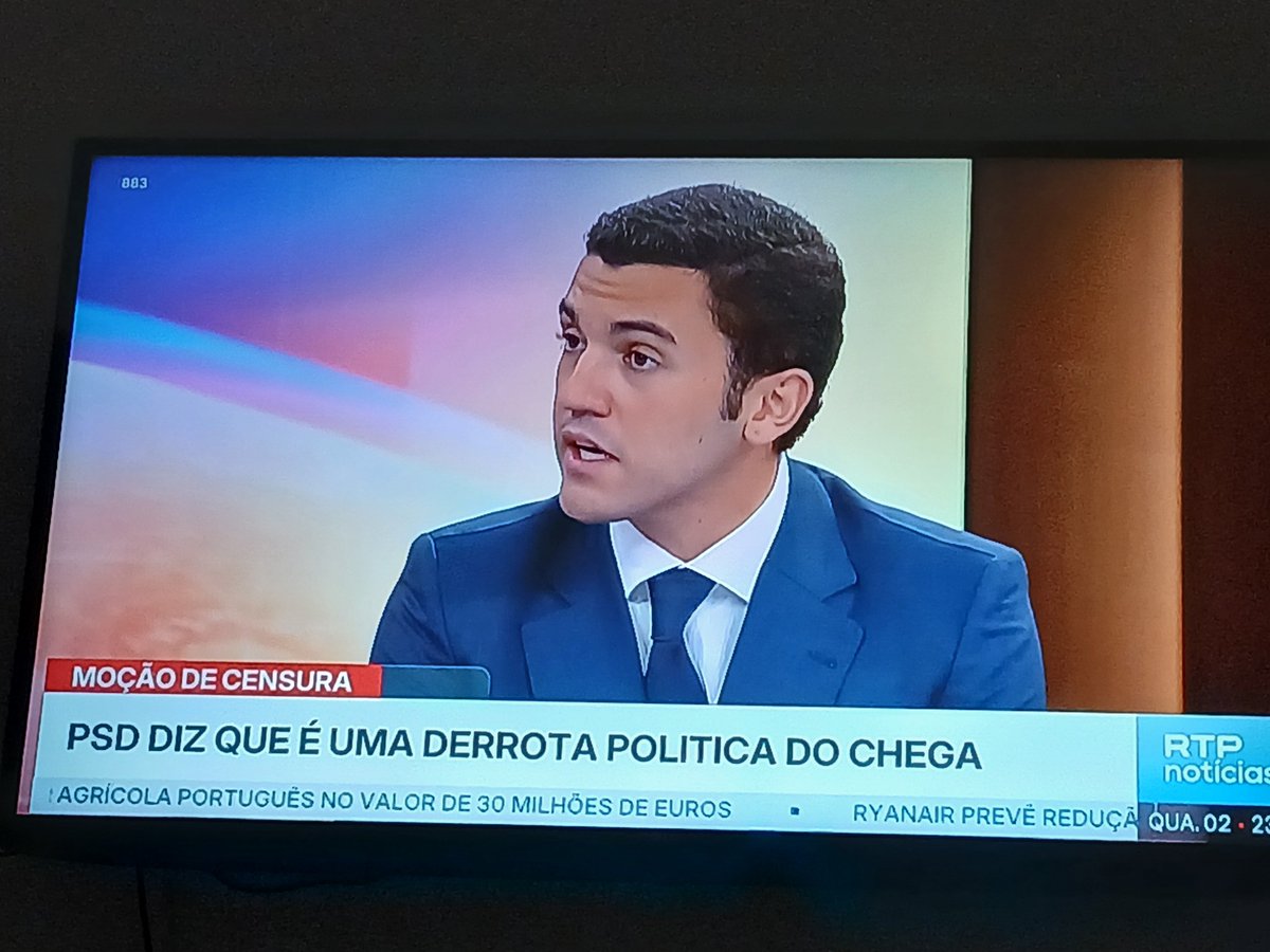 embomPT's tweet photo. @RTPNoticias, "politica" é a forma do verbo "politicar" na segunda pessoa do singular no presente do indicativo. https://t.co/ow9jJQfpZH