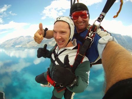 sapw's tweet photo. Happy #LiveFearless Day #BenedictCumberbatch #Sherlock #SkyDiving #BearGrylls https://t.co/RpCuWD2Ao3