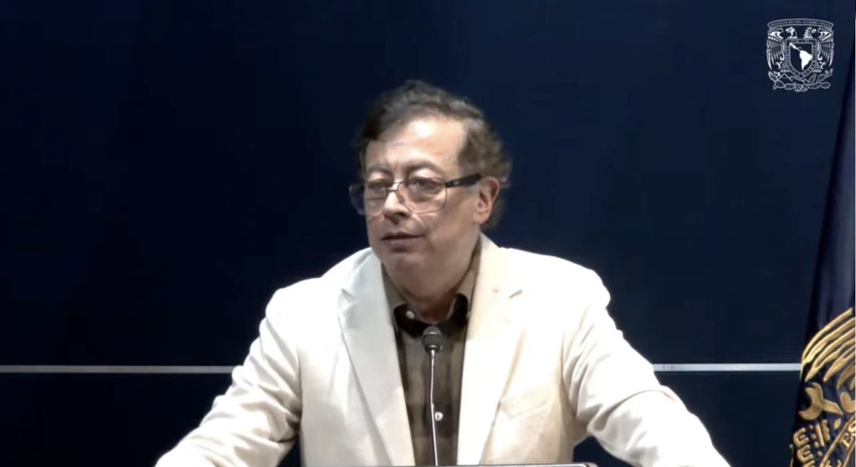 GloriaFlorezSI's tweet photo. Petro líder de la humanidad, el hombre de la paz y de la vida.

Multitudinario recibimiento de @petrogustavo en México en la conferencia sobre economía de cambio climático realizada en la UNAM.
 
Maravilloso encontrar jóvenes, académicos, colombianos que habitan este país digno y soberano, y tantas personalidades del mundo como Rigoberta Menchú, nuestra amiga y Premio Nobel de Paz.

Abrazos para los que construyen la PAZ para los pueblos. @PactoCol @ColombiaHumana_