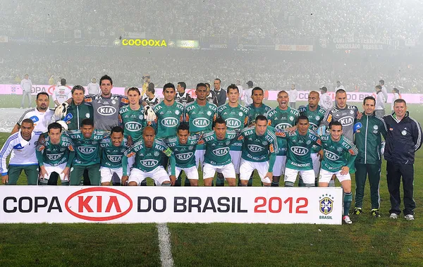 delaurentiis_br's tweet photo. Eu concordo que não é bom.

Mas eu disse isso em 2024, quando o Flamengo disputou a final da Copa do Brasil Betano contra o Atlético MG lá, patrocinado pela Betano.

Em 2012 o Palmeiras fechou com a Kia pra final da KIA Copa do Brasil.

E em vários outros casos. Em nenhum deles o pessoal se incomodou a ponto de levantar o assunto.

Palmeiras hoje é patrocinado pela Sporting Bet e joga a Libertadores, de patrocínio master da mesma casa de apostas.

É preciso debater todos, não?