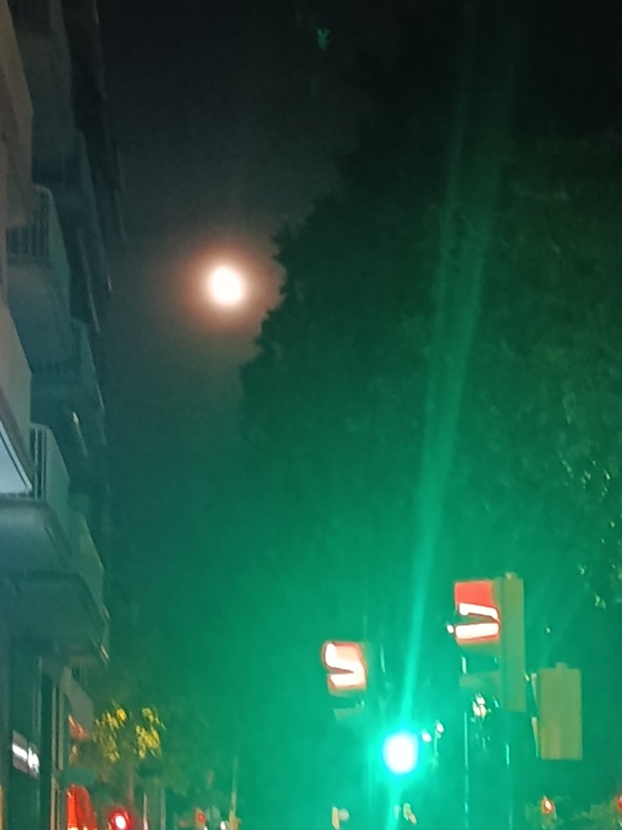 PuzzleCaotico's tweet photo. Díptico sin filtros.

Semáforo, luna. https://t.co/ed2Rp6VNYB