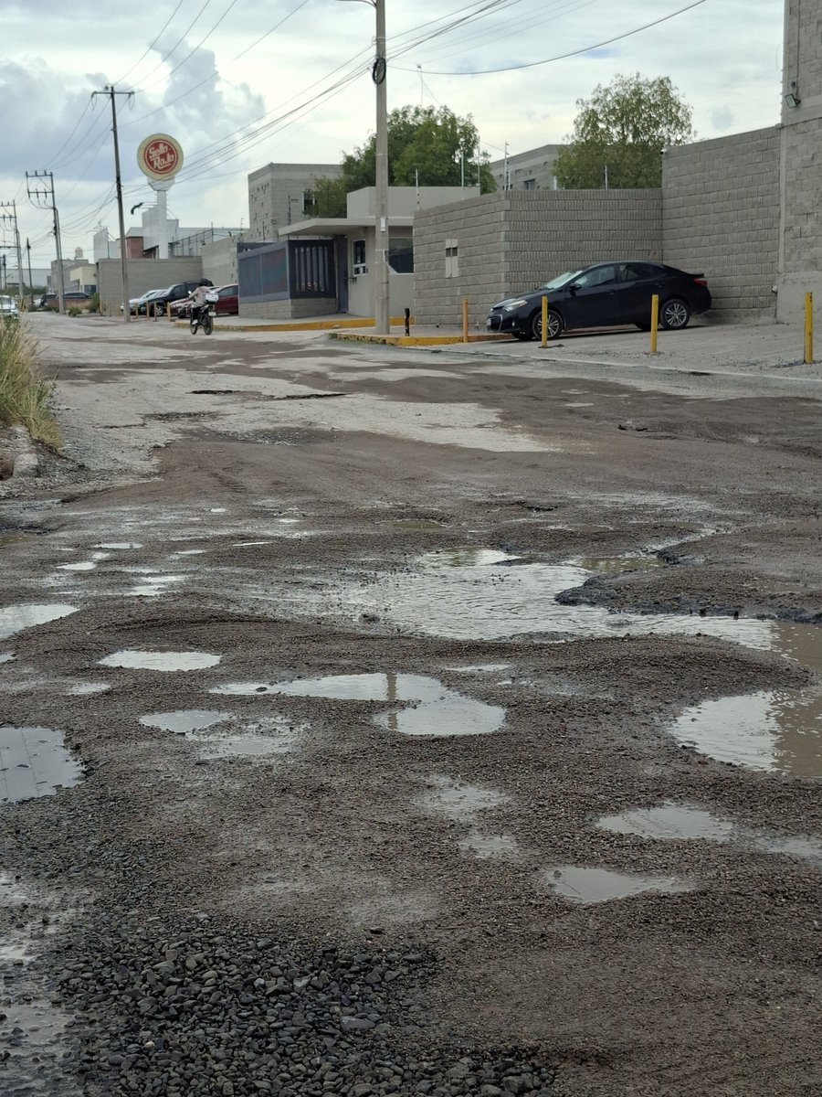 MrSerranito7's tweet photo. Creo que los empresarios de la zona industrial la noria en #ElMarques son unos tibios entonces, mira que obligar a sus trabajadores a circular por calles de otro mundo. #Queretaro tierra de empresarios agachones. https://t.co/J2671naZOj