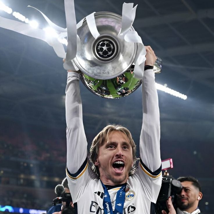 theMadridZone's tweet photo. 🚨 Luka Modric: "I'm a Madridista and I'll always be a Madridista.

I still watch footage of my farewell ceremony sometimes, seeing people in the stands, crying, it really fills you with pride and happiness, knowing that you really did something great, at the biggest club in the world.

Sometimes, when we're on vacation, my children ask me when are we going home, to Madrid.

So of course, I'd love to return one day, but I don't want to return just to return, just to be there.

I want to really help Real Madrid, I want to be useful to the club, not just sitting there doing nothing.

Real Madrid gave me everything, so I'll only come back to work FOR Real Madrid, not just work at Real Madrid." @marca