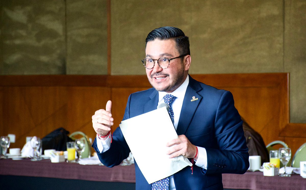 CGR_Colombia's tweet photo. El Contralor General de la República, Jorge Eliécer Laverde Vargas, socializó ante algunas bancadas del Congreso la solicitud presentada al @MinHacienda para el descongelamiento de los recursos y giros que requiere la entidad.

La prioridad es garantizar que la @CGR_Colombia pueda seguir cumpliendo su misión de vigilar los recursos públicos.