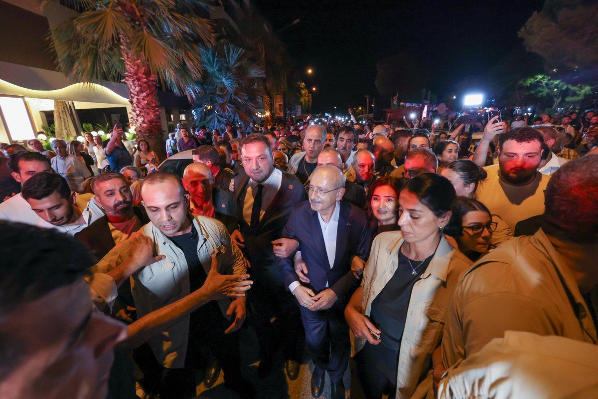 herkesicinCHP's tweet photo. Genel Başkanımız Kemal Kılıçdaroğlu, 
İzmir programı kapsamında Bostanlı’da vatandaşlarımızla birlikte yürüdü. https://t.co/vKHGn6dTwR