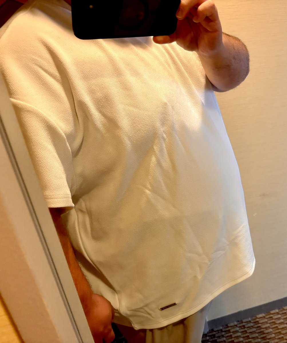 os356348's tweet photo. キャリーケースの中でシワになったの目立つなぁって思ってみてたら乳首も目立ってる！って気付くww
誰もおっさんの乳首なんて気にしないかな...w https://t.co/1bjme3Ym8Q