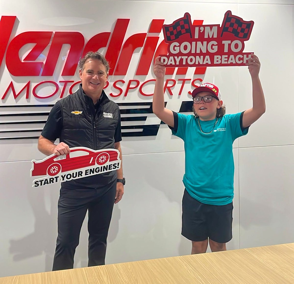 JGinfo's tweet photo. Ahead of last weekend's race @Daytona, Theo, a 10-year-old heart patient at Atrium Health, met with Jeff Gordon on the Hendrick Motorsports campus and then joined Chase Elliott's #9 team for the #NASCAR weekend as the team's honorary pit crew member.
📷Atrium Health https://t.co/g15kvzbKjC