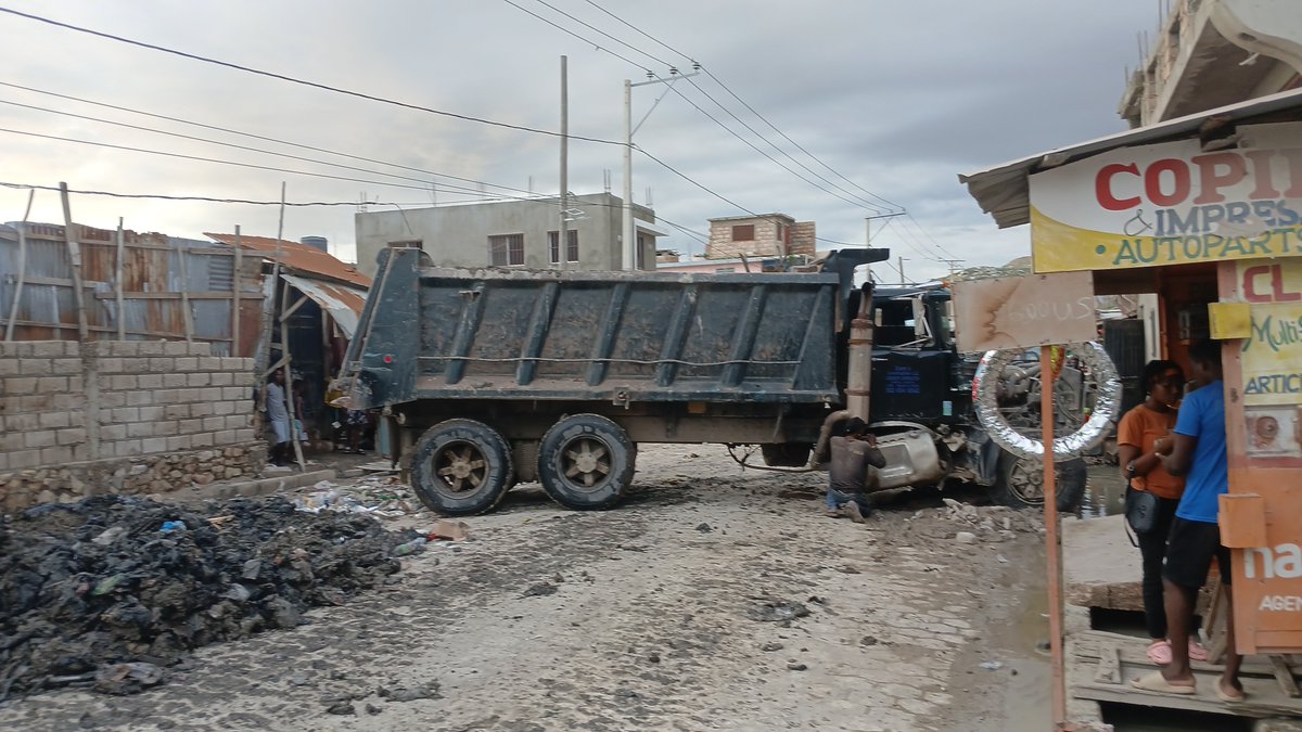 KoudeyN's tweet photo. Sa te deja anonse, aprè yon inondasyon kite fwape vil gonayiv  nan lannwit madi 01 pou louvri mèkredi 02 Septanm 2026 la, pou aprè midi a, Konpayi PAPAYO GWOUP nan tèt kole ak meri a lanse yon seri netwayaj nan zòn ki inonde yo, tankou ri egalite ak bwadòm.#TÉLÉMOBILE. https://t.co/aa9prhJ2EF