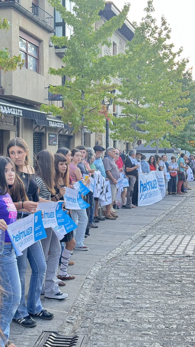 SareOrozko's tweet photo. ↗️↙️ Euskal preso, iheslari eta deportaturik gabeko sanantolinak direz gure helmuga

Urtarrilaren 9an, danak Bilbora!

Helmuga, danak #etxera https://t.co/uZw1E9Tk0C