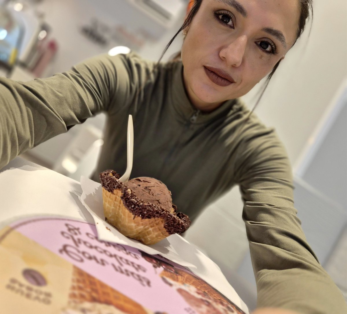 danlu25's tweet photo. De verdad que no era el plan...
Pero salí del gym y recordé que la hija sale tarde asi que... triple chocolate ven a mí https://t.co/oja0r1AtAt