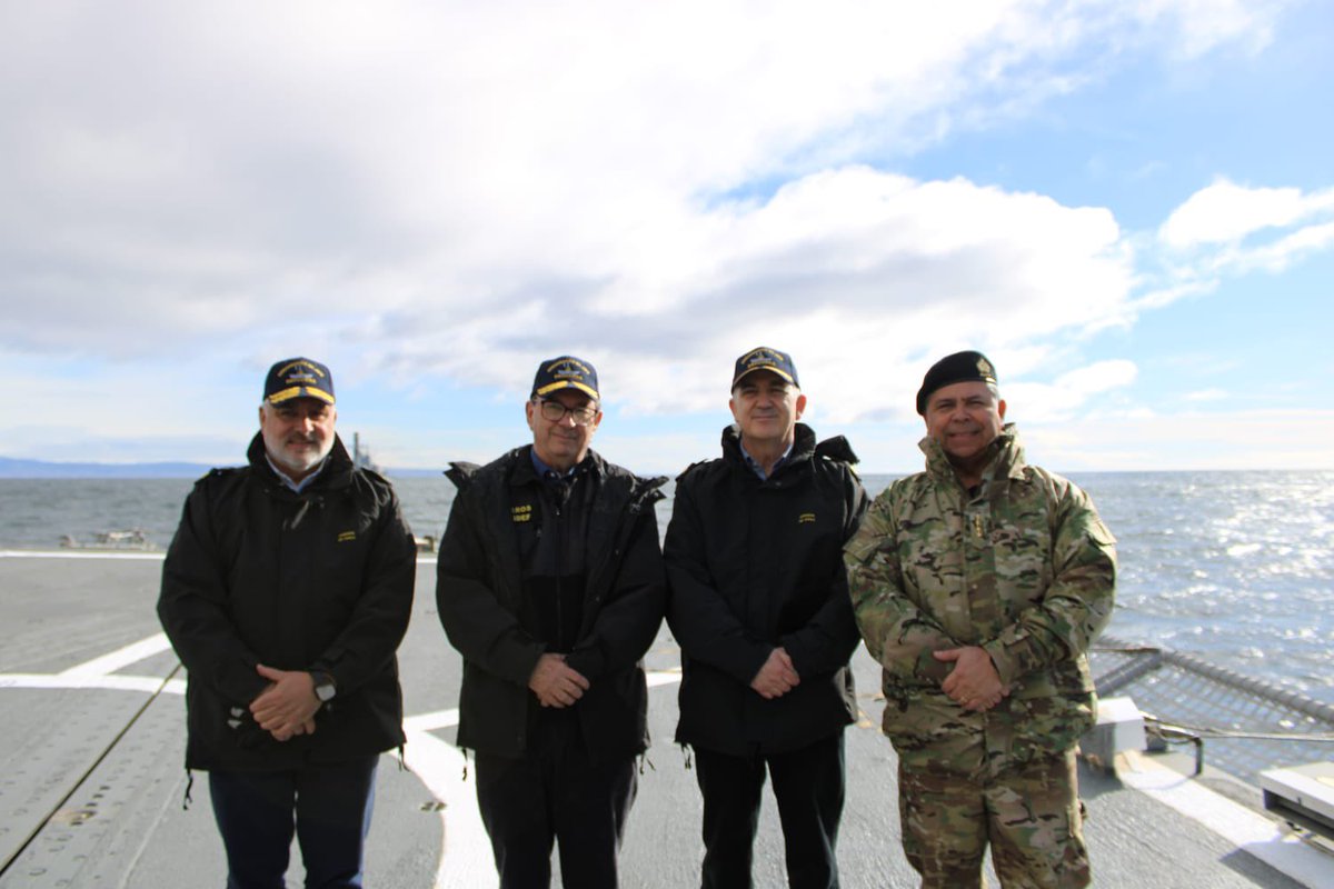 SubseDefensa's tweet photo. El Subsecretario Rodrigo Álvarez, participó en una nueva edición del Navy Day, junto al Pdte Kast y al Ministro de Defensa, Fernando Barros.

La jornada permitió conocer en terreno las capacidades operativas y el trabajo integrado de la Armada de Chile. 🇨🇱⚓️ https://t.co/lZY51UnoQT