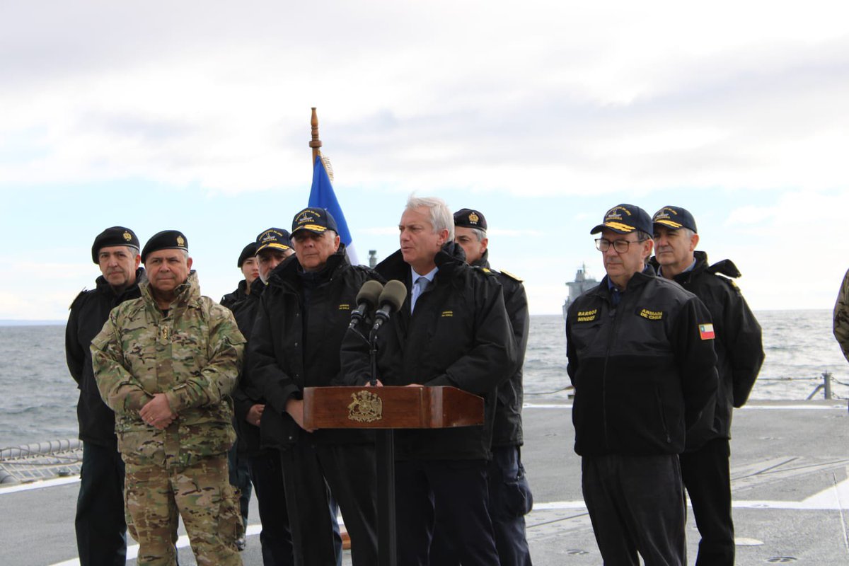 SubseDefensa's tweet photo. El Subsecretario Rodrigo Álvarez, participó en una nueva edición del Navy Day, junto al Pdte Kast y al Ministro de Defensa, Fernando Barros.

La jornada permitió conocer en terreno las capacidades operativas y el trabajo integrado de la Armada de Chile. 🇨🇱⚓️ https://t.co/lZY51UnoQT