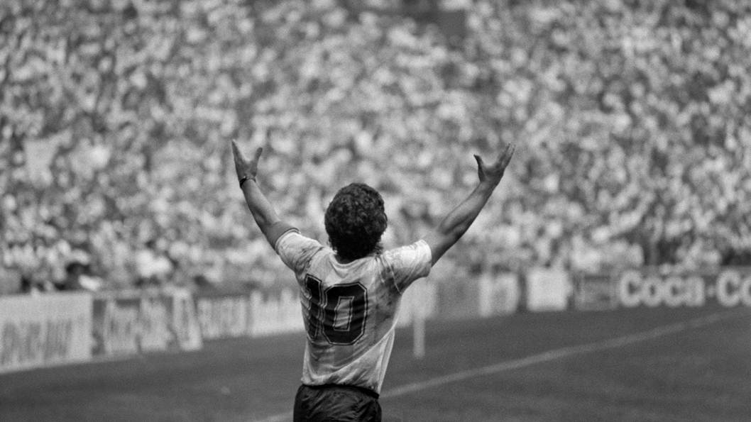 saanlorencismo's tweet photo. Después de Maradona, la camiseta 10 parecía imposible de volver a usar. Durante años se discutió incluso retirarla. Nadie parecía capaz de cargar con ese número y con todo lo que representaba.

Hasta que apareció un pibe de Rosario. https://t.co/QrbPSTAGOT