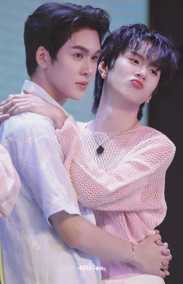 zhluvia's tweet photo. that's their favorite pose :( https://t.co/h1sIKkiMyH