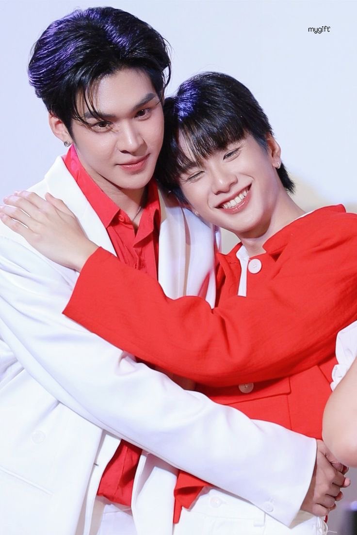 zhluvia's tweet photo. that's their favorite pose :( https://t.co/h1sIKkiMyH