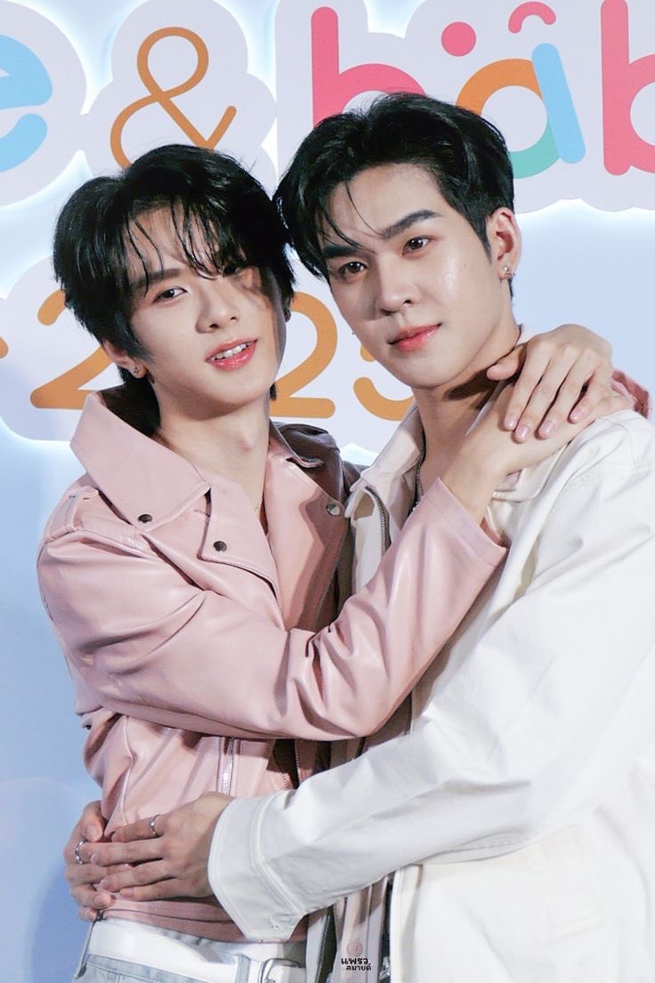 zhluvia's tweet photo. that's their favorite pose :( https://t.co/h1sIKkiMyH