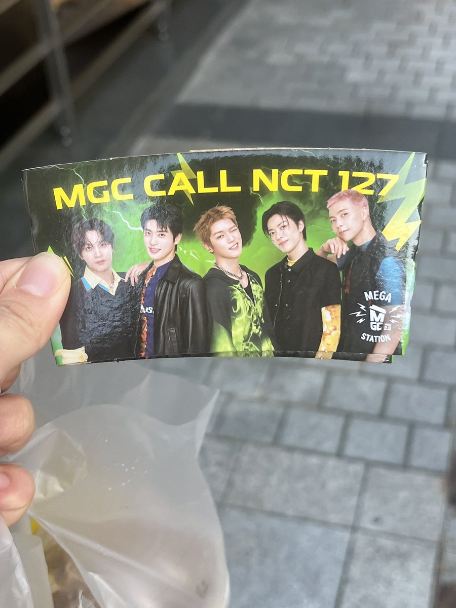 12moa1334's tweet photo. 메가커피 엔시티127 슬리브 https://t.co/zVxbkjkPOD