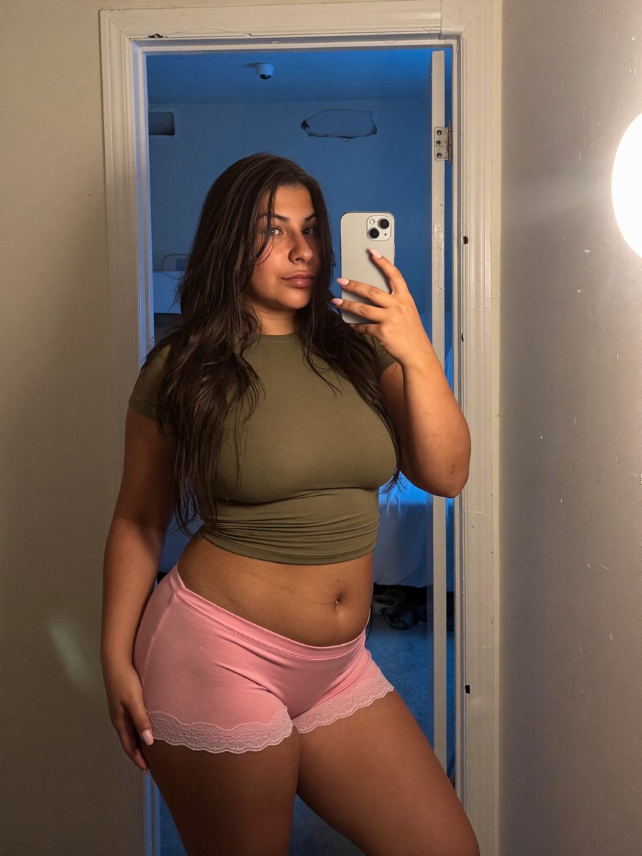 Laylanybby's tweet photo. Bikini bottoms or a daring cut? https://t.co/Oi51LebC2Q