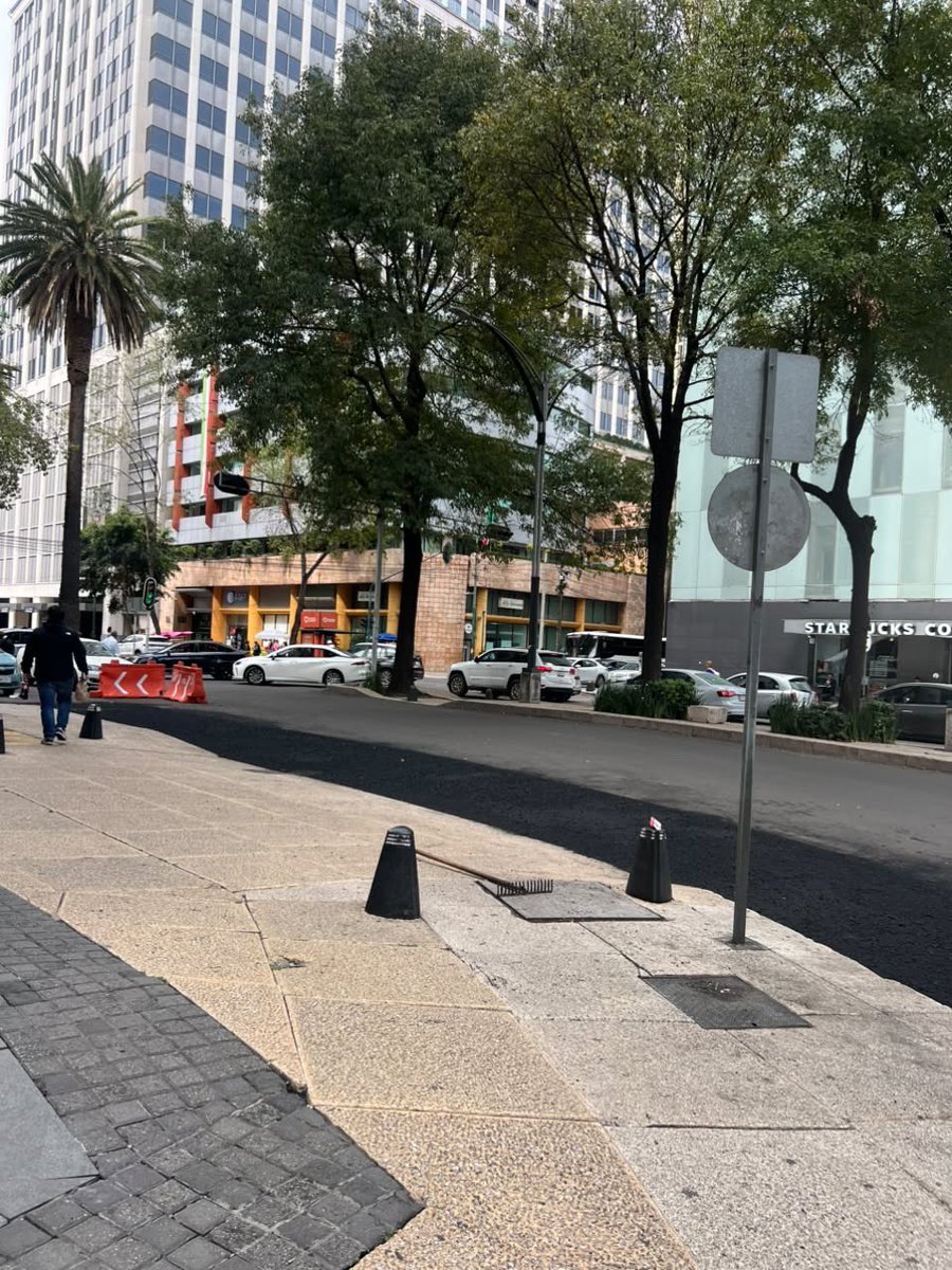 AlessandraRdlv's tweet photo. Repavimentación y haciendo ciclovías bonitas 

Renace Cuauhtémoc en la colonia Tabacalera https://t.co/MRzrgFuwHt