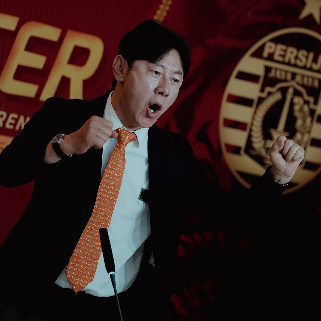 ThatBolaGuy's tweet photo. 🚨H-20 bursa transfer ditutup (23 September). 

Artinya klub punya sekitar 3 matchweek buat evaluasi skuad. Tapi idealnya sih evaluasi udah kelar di MW2, soalnya kalau baru sadar kurangnya pas MW3 takut kagak sempet nyarinya dul wkwkwk.

Musim ini kan tiap klub boleh daftar 11 pemain asing, 9 masuk DSP dan maksimal 7 main bareng di lapangan. Persija sekarang baru punya 8 asing, jadi itungannya masih ada 3 slot kosong dul.

Menurut gua lawan Borneo sama Persib di 2 laga awal ini bakal jadi stress test yang bagus banget. Kita langsung ketemu tim kuat biar beneran keliatan kurangnya kite ada di mana.

Tapi gua tetep berharap ya, kalau misal nanti ada evaluasi terus kita nambah pemain lagi, itu bukan karena kita terseok-seok duluan di dua laga awal. 

Tapi ya ujung-ujungnya semua gua kembaliin ke pelatih saya Shin Tae Yong sih. Kalo die orang bilang 9 asing udah cukup, gua gas aja dah dul. STY orang baek, gua percaya ama dia dah pokoknya.

Cuma kalau ngomongin dari sudut pandang supporter in general ye, jujur aja gua tetep pengen kita maksimalin kuota pemain asing jadi 11.

Kalo lu nanya kenapa, alasannya satu dul... GUA TRAUMA.

Yang gua takutin tuh pas kita ketemu kondisi badai cidera atau akumulasi kartu yang bikin banyak pemain asing absen barengan. Belom lagi sering kejadian pemain yang abis cidera gak bisa langsung balik ke top perform.

Gua beneran trauma dul. Masa iya kita mau gagal juara lagi gara-gara penyakit inkonsistensi di matchweek krusial (udah 2 musim). Pas lagi asik bersaing di papan atas dan kerasa punya harapan juara, eh tiba-tiba ngedrop gak jelas. Ngerasain dingin di puncak tapi ternyata cuma ilusi doang dul, bentar doang.

Walau sekarang kita udah gak punya si kolektor kartu kuning kesayangan kita (I love you bang Allano), tapi tetep aja liga itu panjang banget dan pasti bakal banyak kejadian yang gak ketebak.

Musim lalu aja pas kita punya 11 pemain asing tetep bisa terseok-seok di momen krusial, sampe akhirnya harus ngerelain gelar juara ke Persib dan posisi kedua ke Borneo FC.

Tapi yaudahlah, kita percayain semua ke manajemen Persija sama coach STY aja ye dul. Kita doa aja semoga nambah atau enggaknya pemain asing nanti itu murni karena keputusan taktikal atau kebutuhan tim, bukan karena alesan klasik keterbatasan finansial.

Aminin dulu yeeee dul... AAMIIN!!!