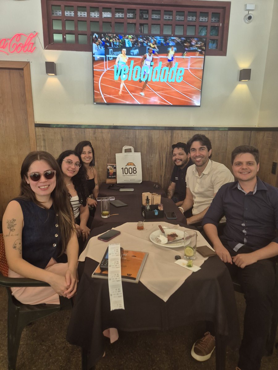 LouisNaretto's tweet photo. E a propaganda do SporTV que fez a foto do almoço ficar parecendo uma call corporativa mostrando as qualidades do time meêeeo https://t.co/f2UnAHSpIY