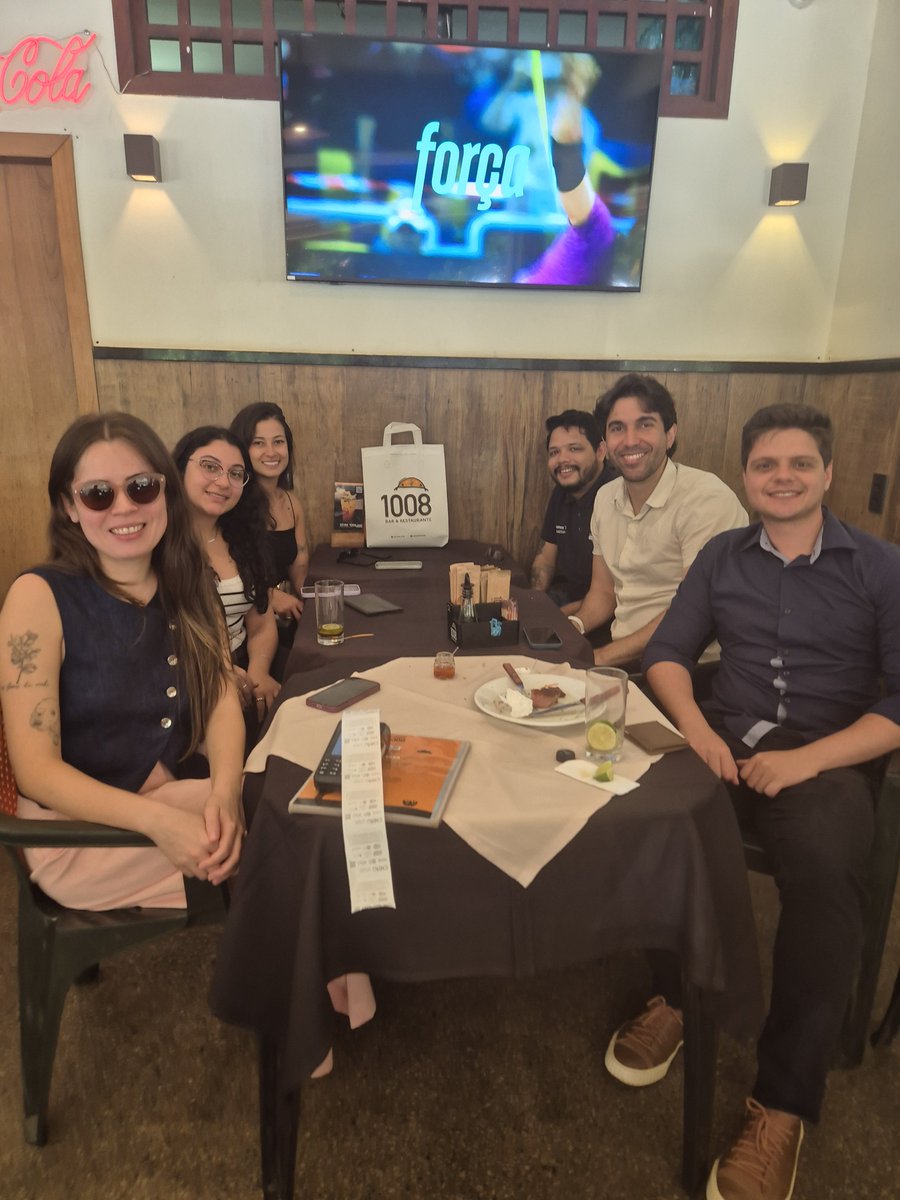 LouisNaretto's tweet photo. E a propaganda do SporTV que fez a foto do almoço ficar parecendo uma call corporativa mostrando as qualidades do time meêeeo https://t.co/f2UnAHSpIY