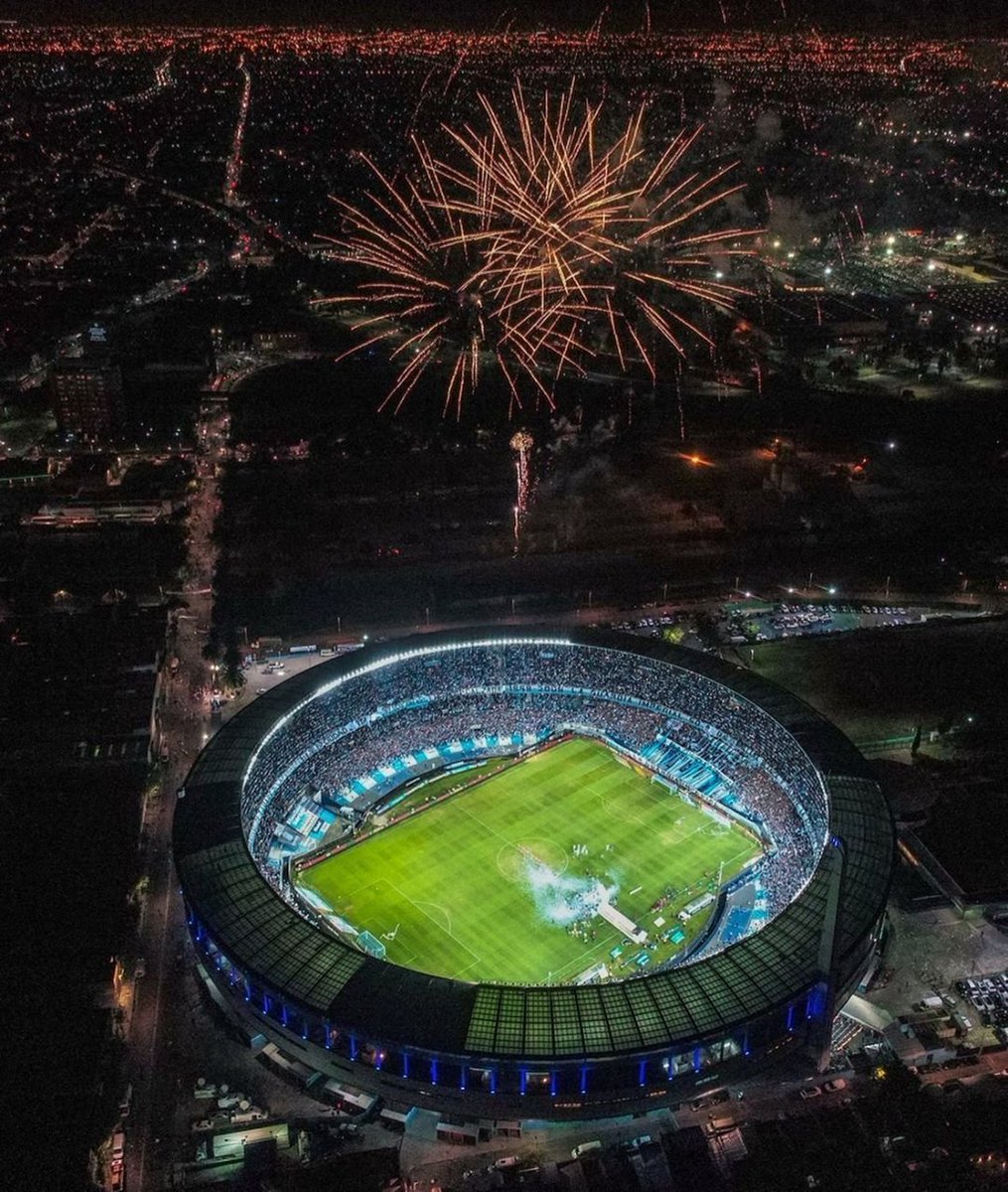 RacingManiacos's tweet photo. HOY ES EL CUMPLEAÑOS DEL ESTADIO MÁS HERMOSO DEL MUNDO 😍💙

¡FELICES 7️⃣6️⃣ AÑOS, #CILINDRO! 🎓🥳 https://t.co/uMWiuhKLWr