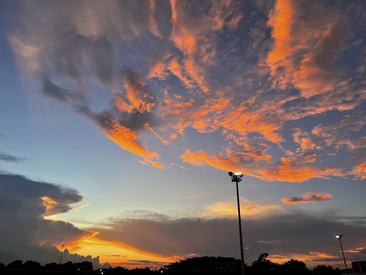 soymeduu's tweet photo. Tengo un sin fin de fotos del cielo y atardeceres, pero estas son mis favoritas
¿Y las suyas? https://t.co/Bpeb91fzVh