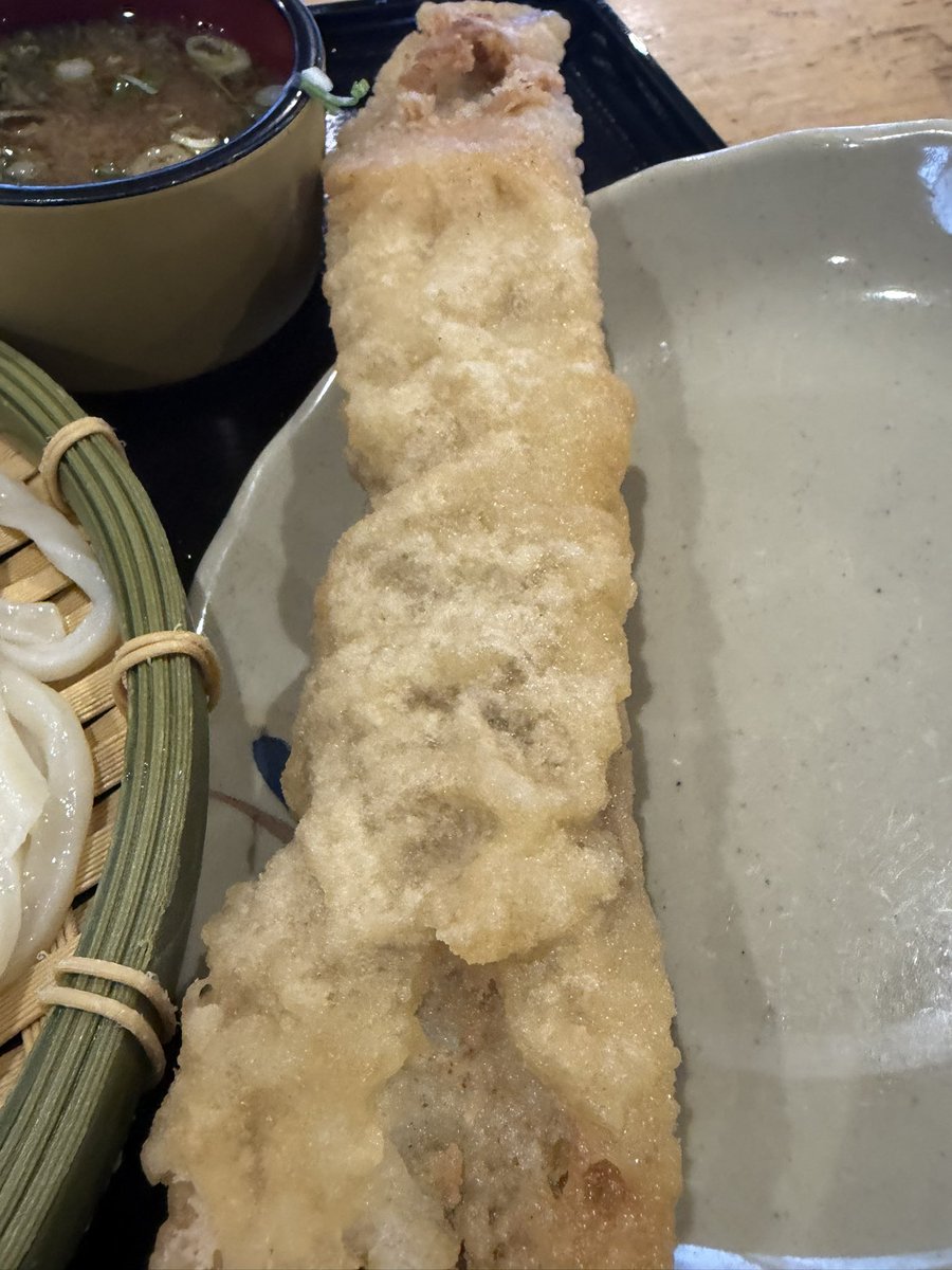 new__oceans's tweet photo. #うつ海
人気店のうどんは平日の朝なら並ばず食べられる。
うつ海のざるうどんと穴子の天ぷら。 https://t.co/XD9y7NqVK4