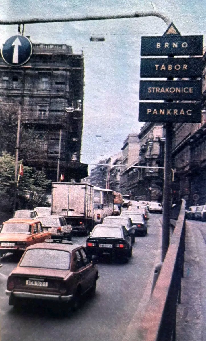 Jablonecak30362's tweet photo. Poznáte? Mezibranská ulice? 🤔😉
#retro
#Praha https://t.co/ejLyiq5vPQ